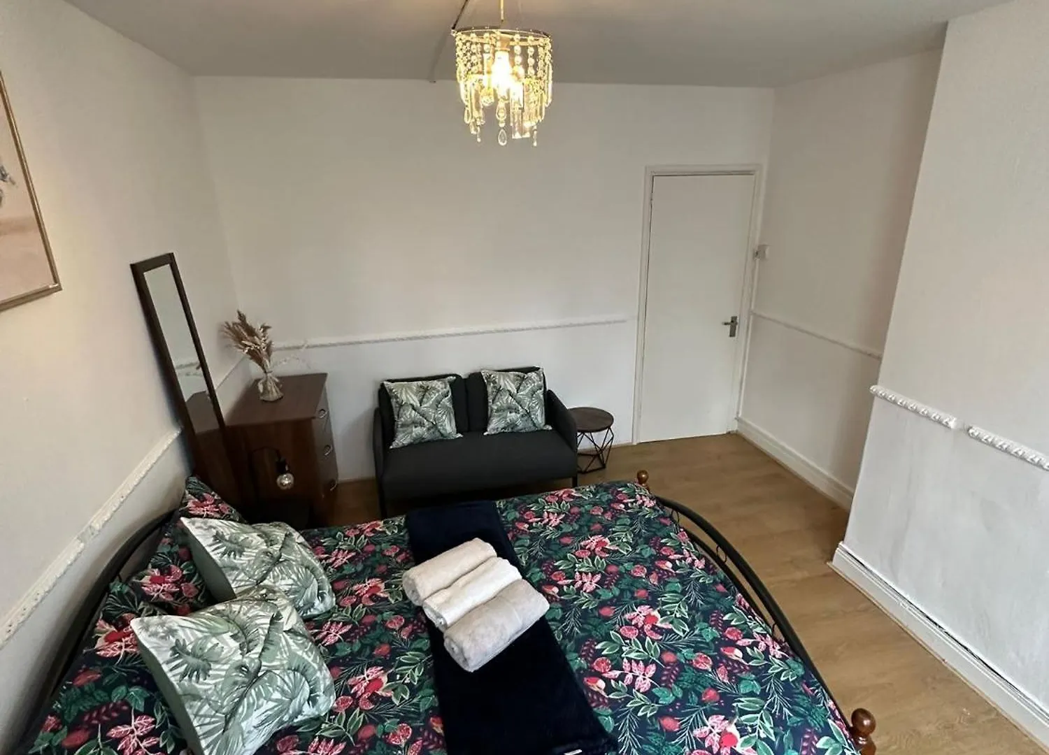 Lovely Spacious 2 Bedroom Flat In Bethnal Green, 3Mins Away From Station Londen