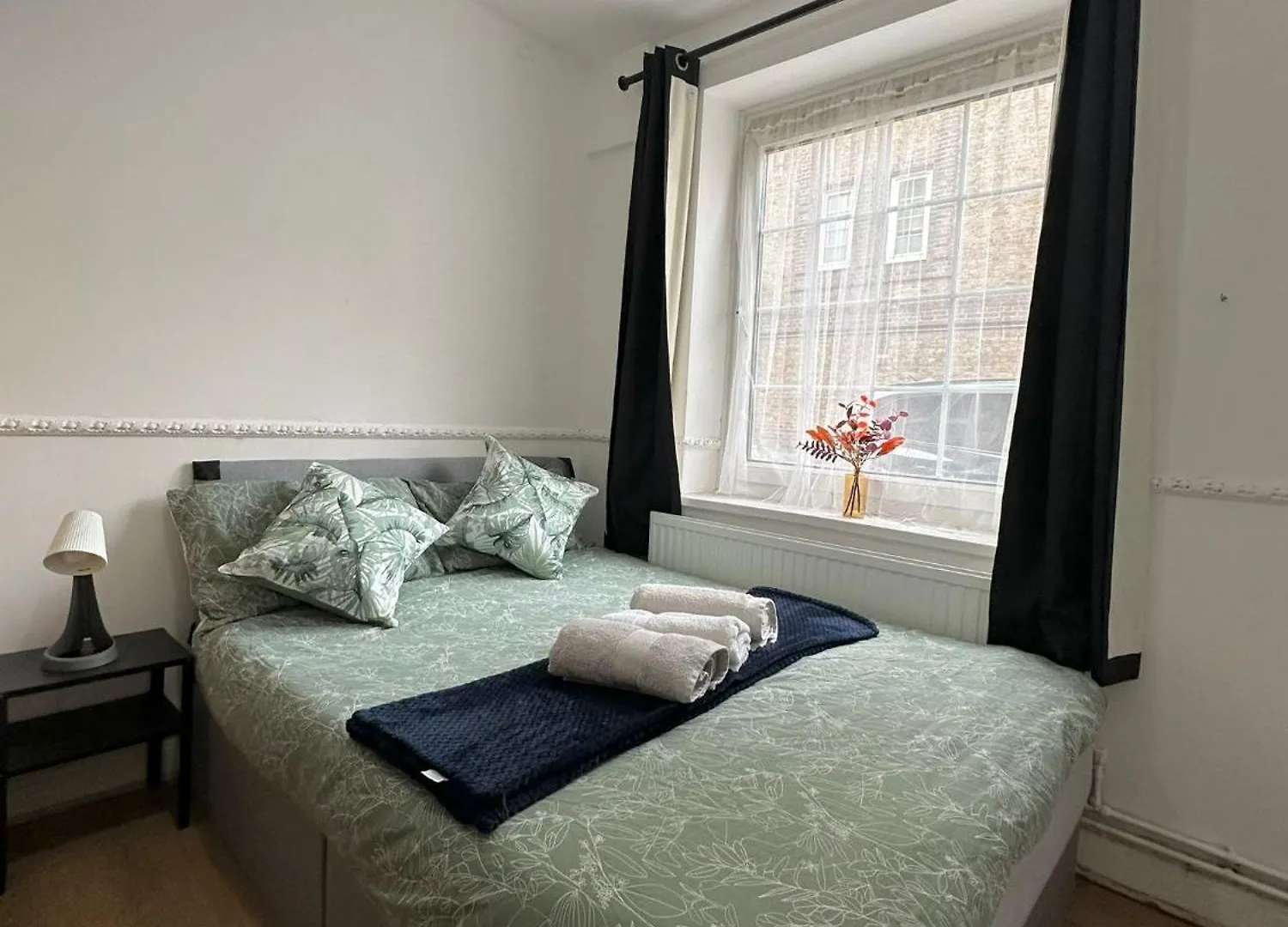 Lovely Spacious 2 Bedroom Flat In Bethnal Green, 3Mins Away From Station Londen
