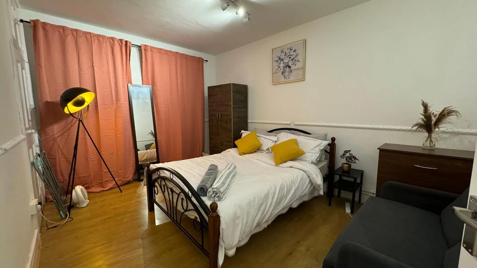 Lovely Spacious 2 Bedroom Flat In Bethnal Green, 3Mins Away From Station Londen Verenigd Koninkrijk