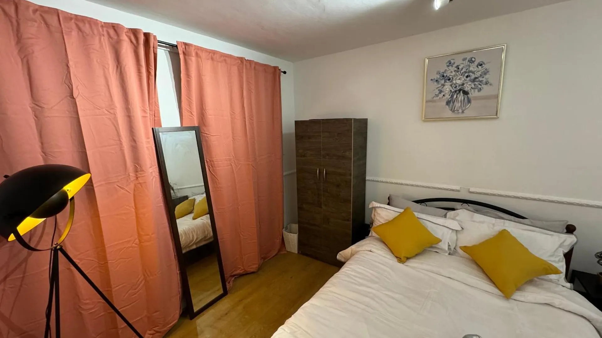 Lovely Spacious 2 Bedroom Flat In Bethnal Green, 3Mins Away From Station Londen Appartement