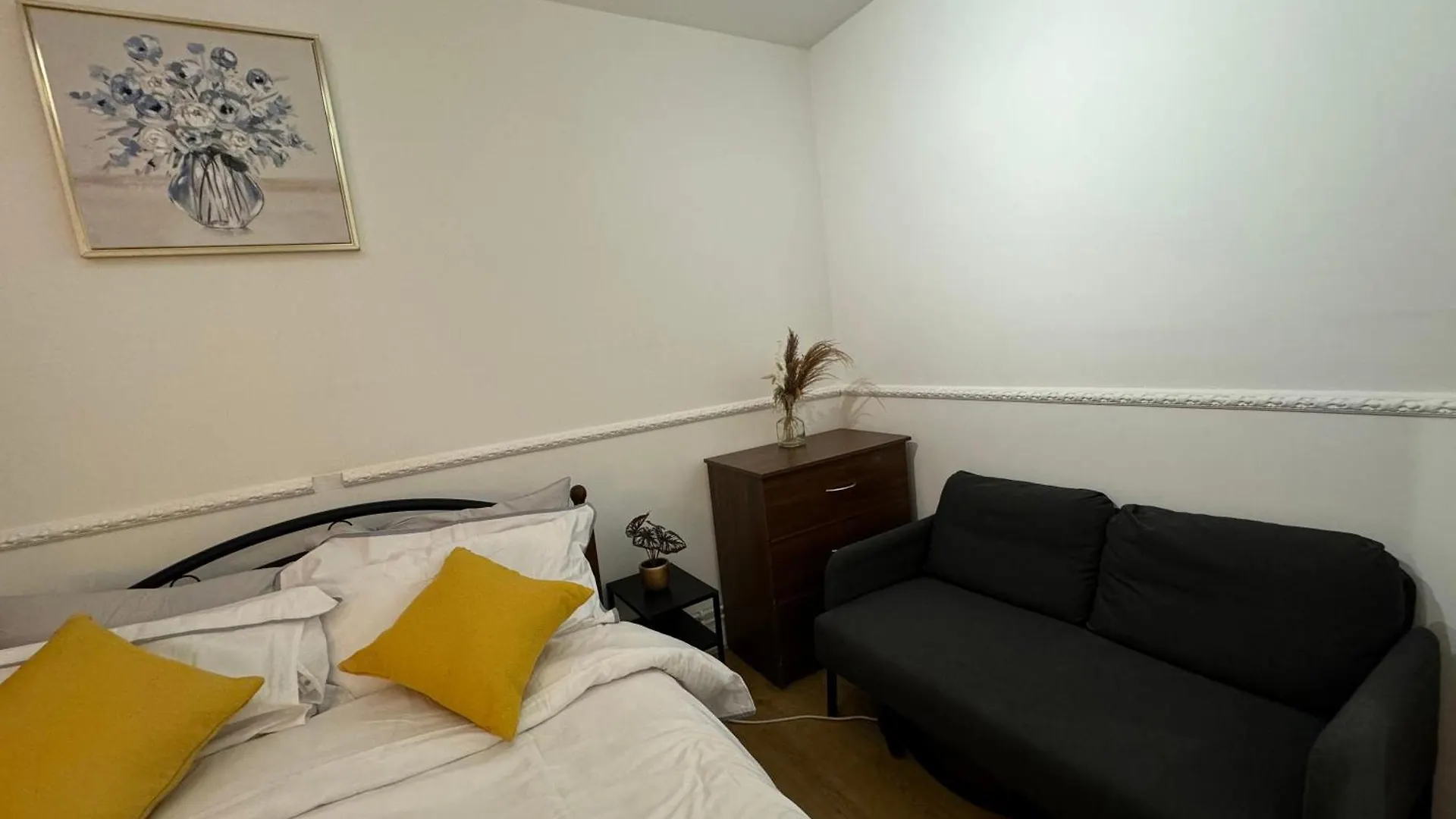 Lovely Spacious 2 Bedroom Flat In Bethnal Green, 3Mins Away From Station Londen